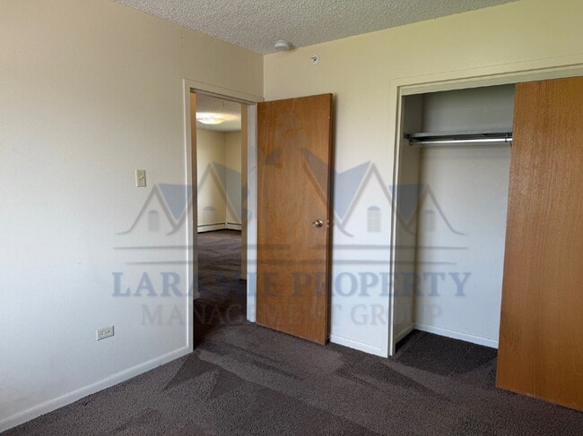 Building Photo - 2 Bed 1 Bath Apartment