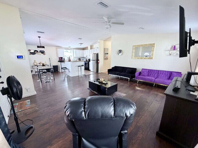 Building Photo - "Charming 4-Bed Oasis with 2 Baths in Prime West Palm Beach Location – 1560 Sq Ft of Comfort!"