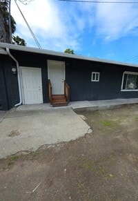 Building Photo - 13451 Lakeshore Dr