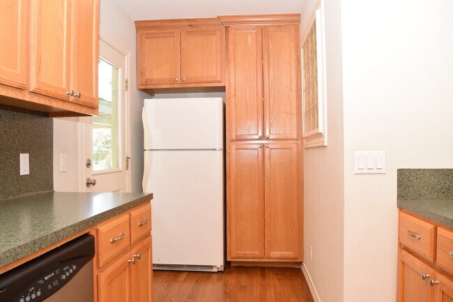 Building Photo - 2 Bedroom off Lake Austin Blvd!
