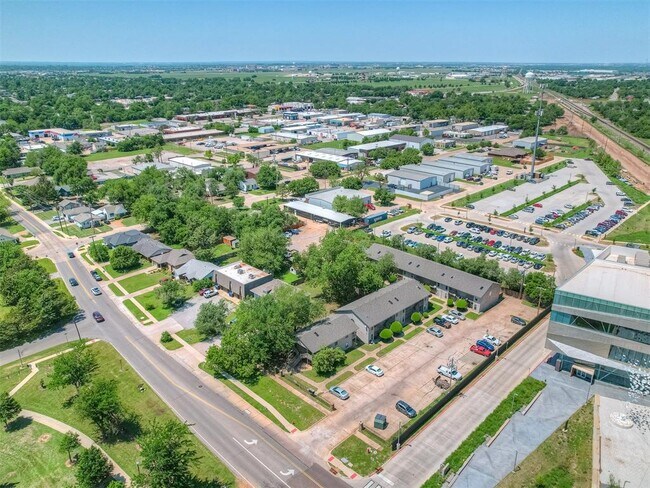 Building Photo - 131 W Acres St