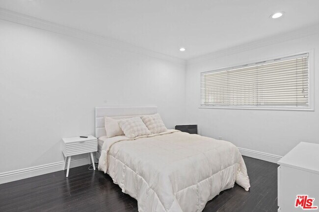 Building Photo - 11646 Chenault St