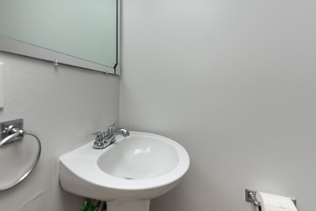 Building Photo - 2828 Tennis Club Dr