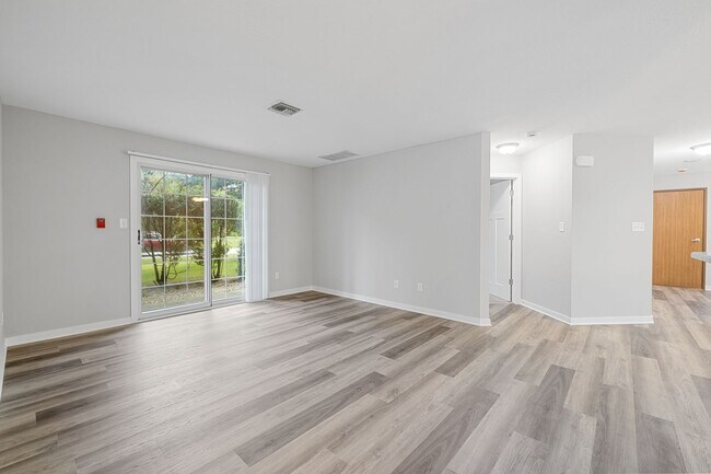 Building Photo - RENOVATED Condo Style Lower 1 Bedroom 1 Bathroom Apartment Available at Park Terrace Apartments