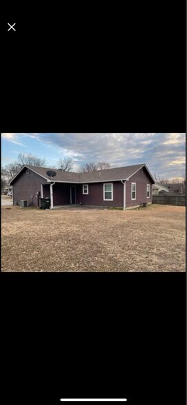 Building Photo - 302 W Cottonwood Ave