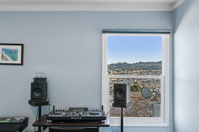 Building Photo - UPDATED LARGE BRIGHT 1800sf 3BR/2BA/1GR In...
