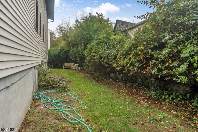 Building Photo - 235 Lakewood Dr