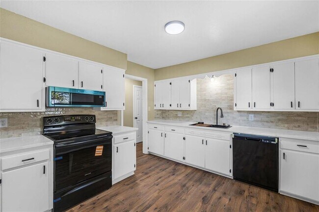 Building Photo - 703 SE Sullivan Dr