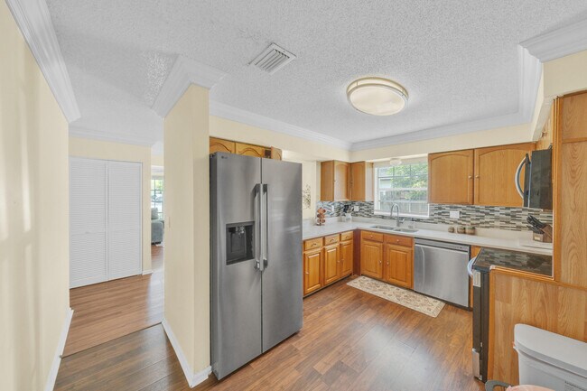Building Photo - 1350 Riverside Cir