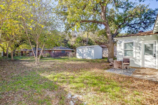 Building Photo - Fully furnished and updated 3 bedroom 2 bath in the heart of River Oaks. Available immediately an...