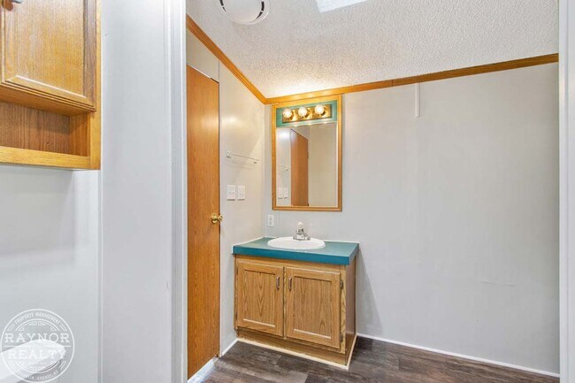 Building Photo - Enjoy the peace and quiet of the country!