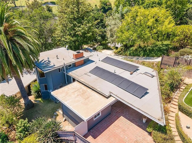 Building Photo - Gorgeous 3 bd 2 ba + Den Single Family hom...