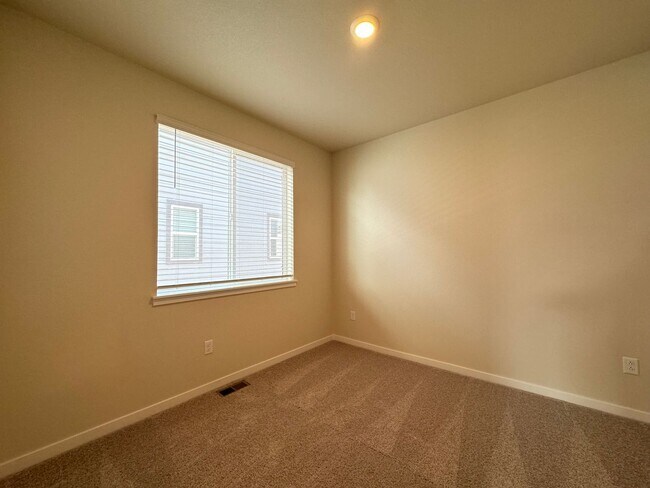 Building Photo - Beautiful newer House in Timnath Lakes!