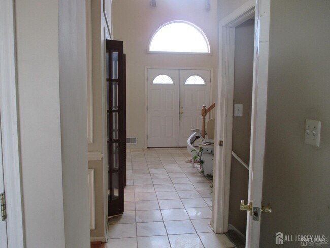 Building Photo - 103 Tived Ln E