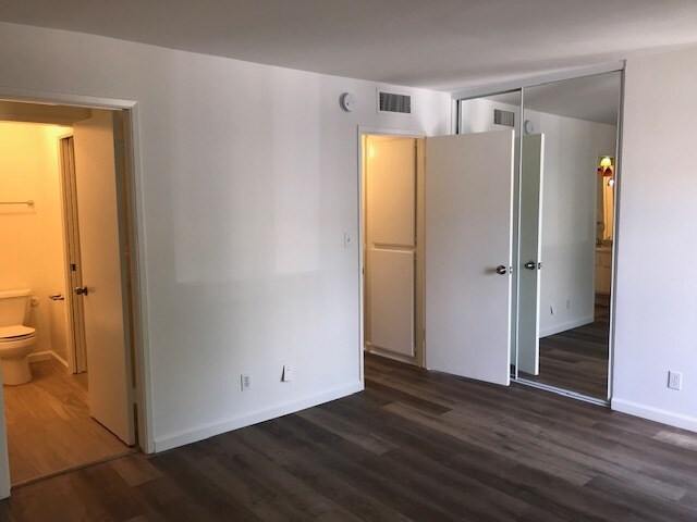 Building Photo - 15215 W Magnolia Blvd