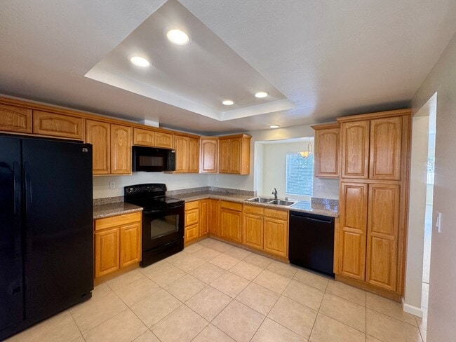 Building Photo - Spacious Townhouse in the Desired Bancroft...
