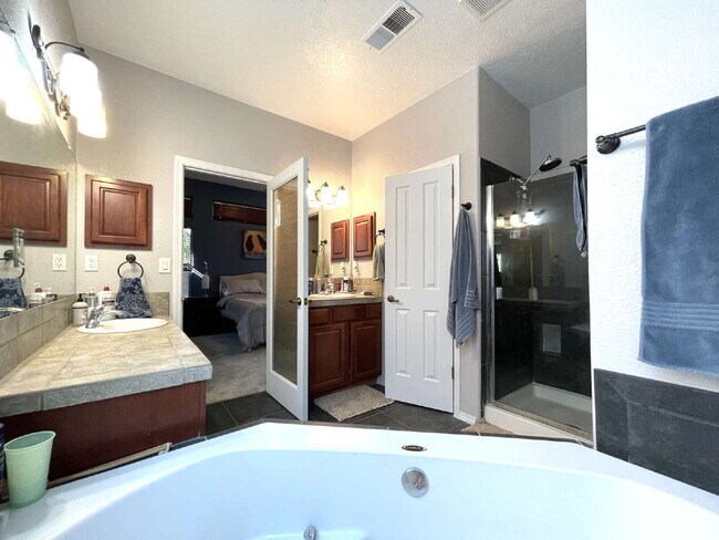 Building Photo - High Desert Beauty! Community Pool!