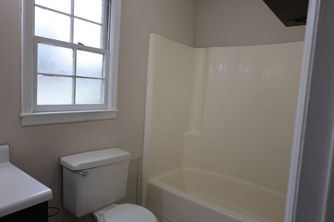 Building Photo - 214 Oakleaf Dr