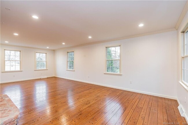 Building Photo - 1241 Halladay Ave W
