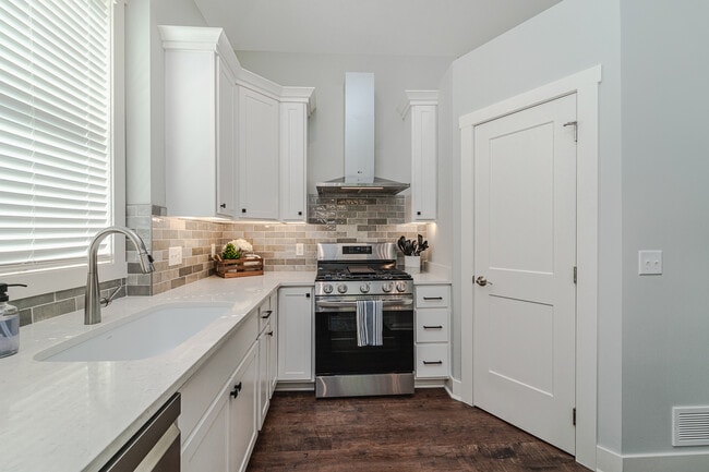 Building Photo - 5070 Ranchview Ln N