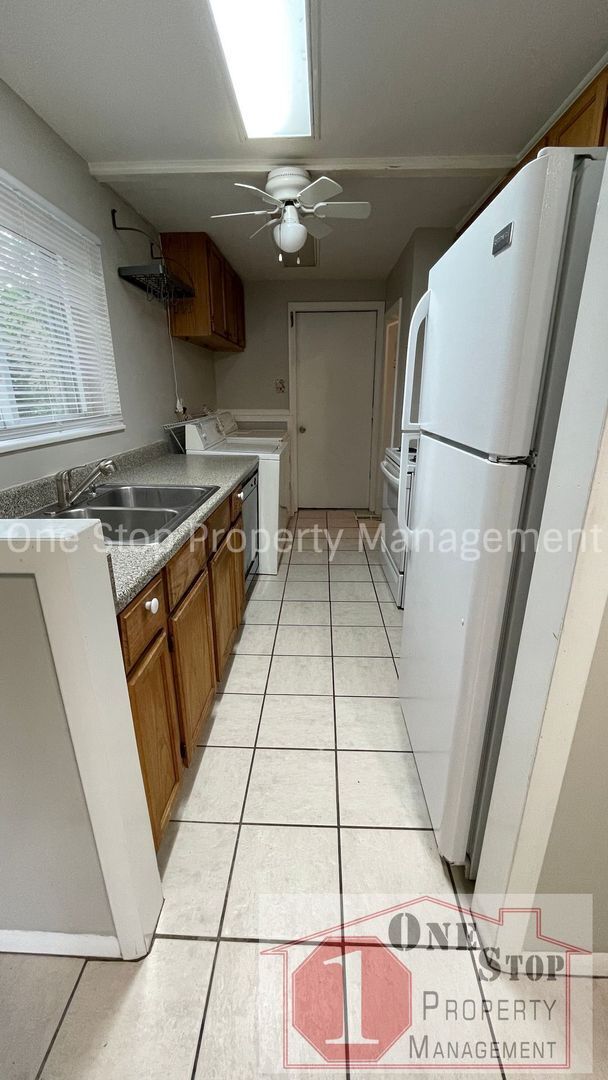Building Photo - Split level 3 bedroom, 1.5 bathroom, and 1...