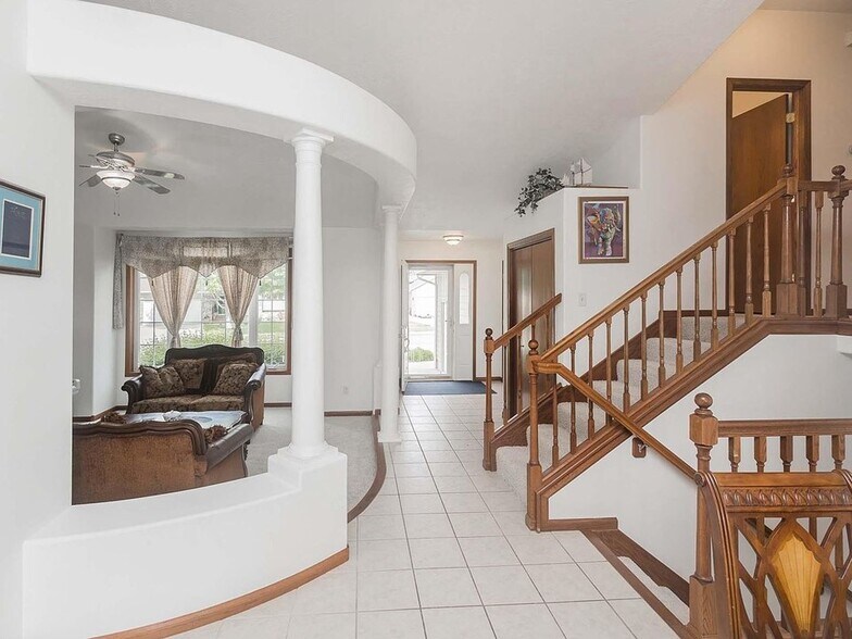 Building Photo - 809 S Outlook Dr