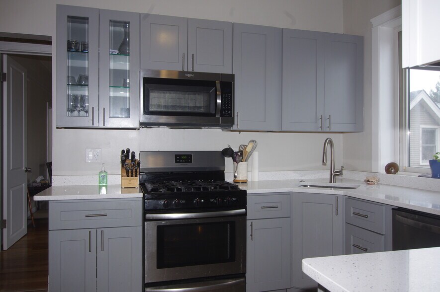 Building Photo - 1520 W Sunnyside Ave