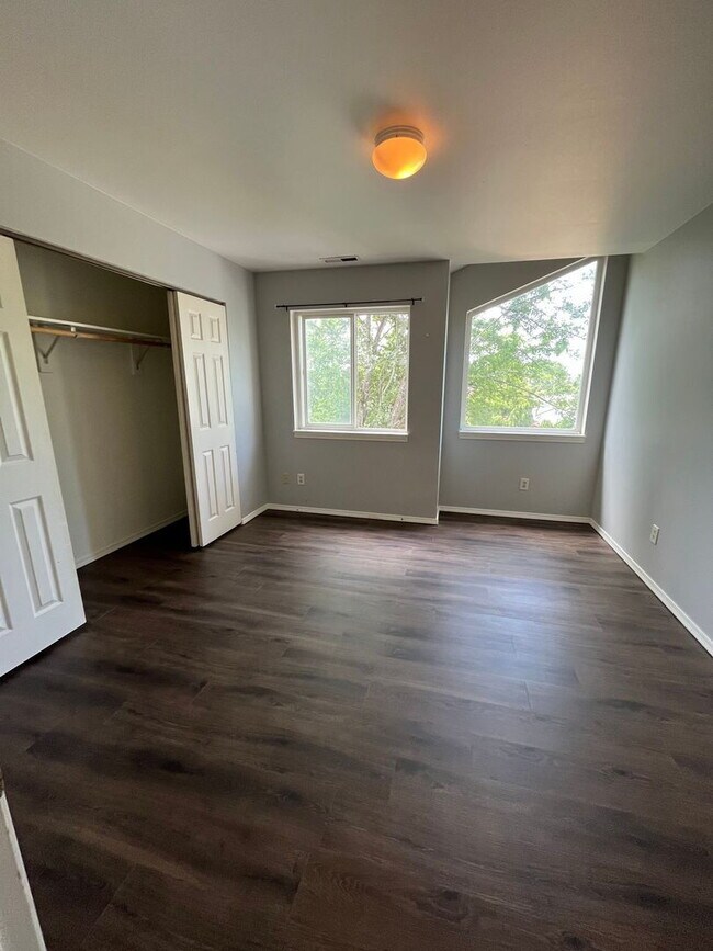Building Photo - 3-Bedroom Townhome Minutes from Barkley Village, I-5 and Whole Foods