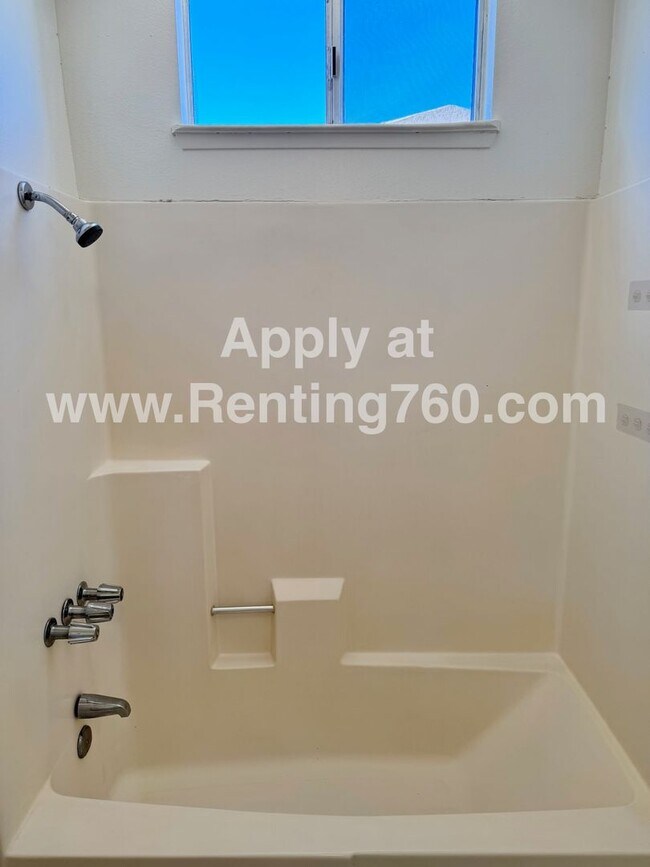 Building Photo - Spacious 2 Bed 1 Bath Home With Indoor Laundry Room