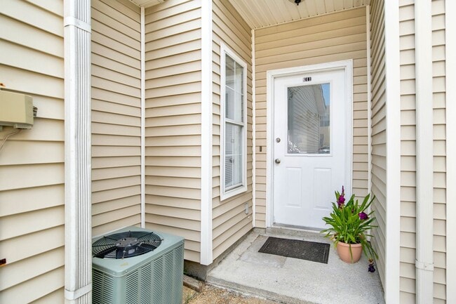 Building Photo - Spacious 2 Bed/2.5 Bath Townhome with 1 Car Garage Near Shopping & Restaurants