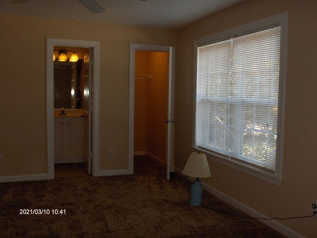 Building Photo - 4458B Lookout Rd
