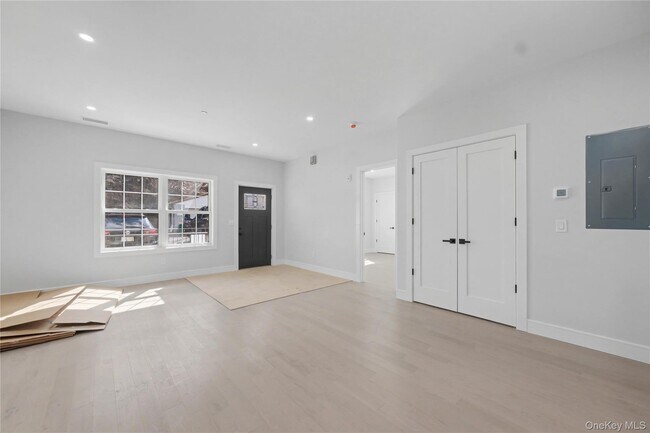 Building Photo - 10 Market St