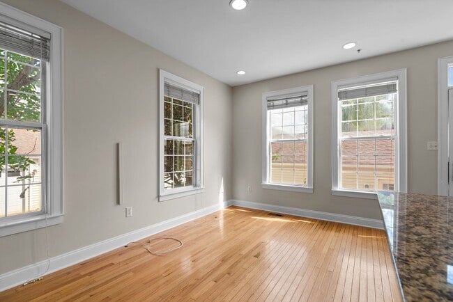 Building Photo - 2 Bed 2.5 Bath - Lakelands Townhome - Deta...