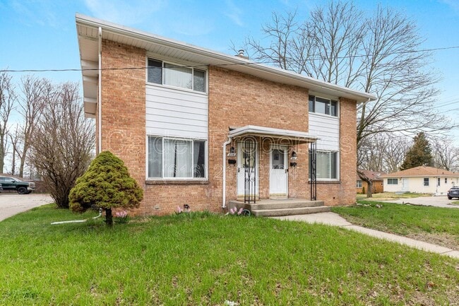 Building Photo - 841 Houseman Ave NE