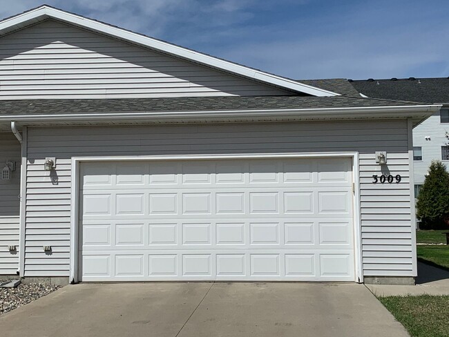 Building Photo - 3 Bedroom Twinhome in South Fargo!!