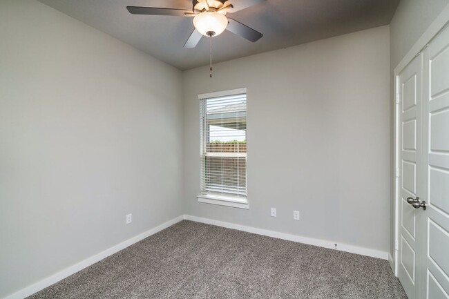 Building Photo - GORGEOUS 3 BEDROOM DUPLEX LOCATED IN MIDLO...