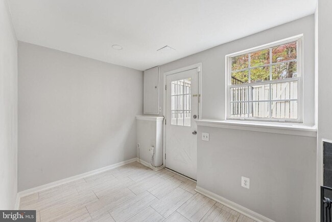 Building Photo - 1581 Woodcrest Dr