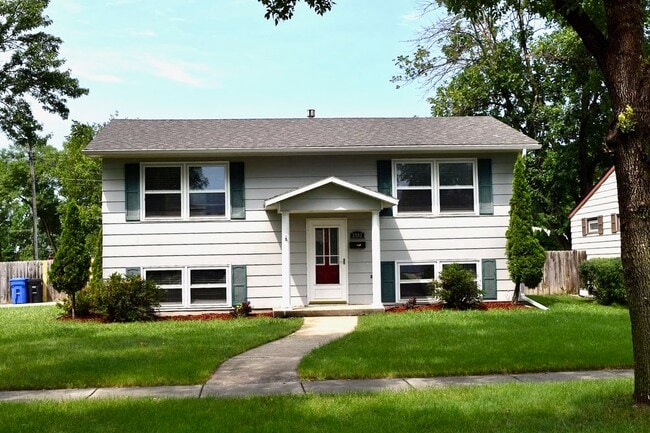 Building Photo - 2802-9 1/2 9 1/2 St N