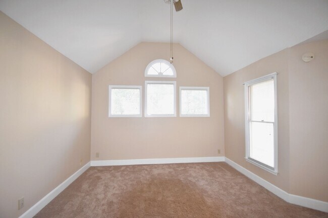 Building Photo - 3 Bedroom 2 Bathroom Townhome- Pets Considered