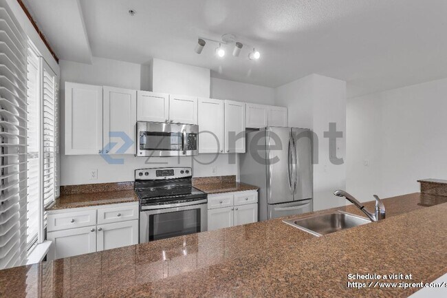 Building Photo - 323 29th St