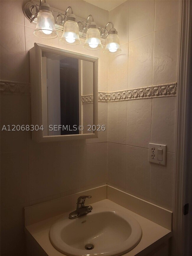 Building Photo - 2539 S Bayshore Dr