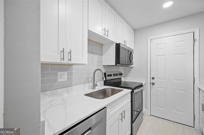 Building Photo - 1060 Oak St SW