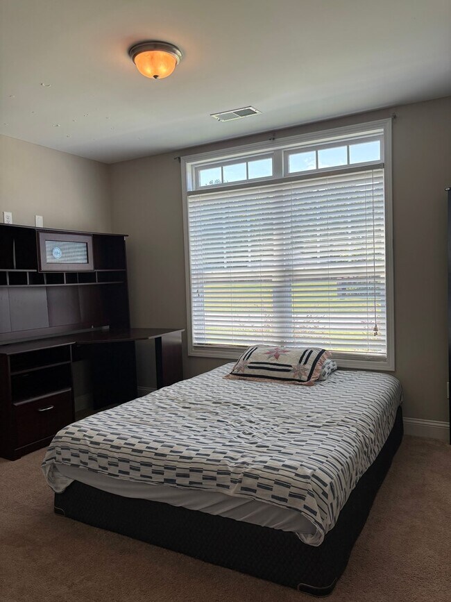 Building Photo - 531 Waterlily Dr