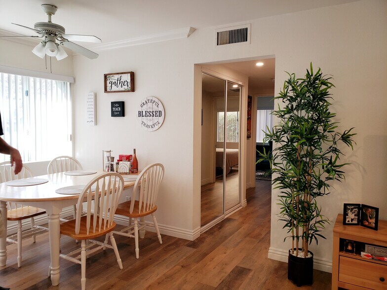 Building Photo - 557 W Stocker St