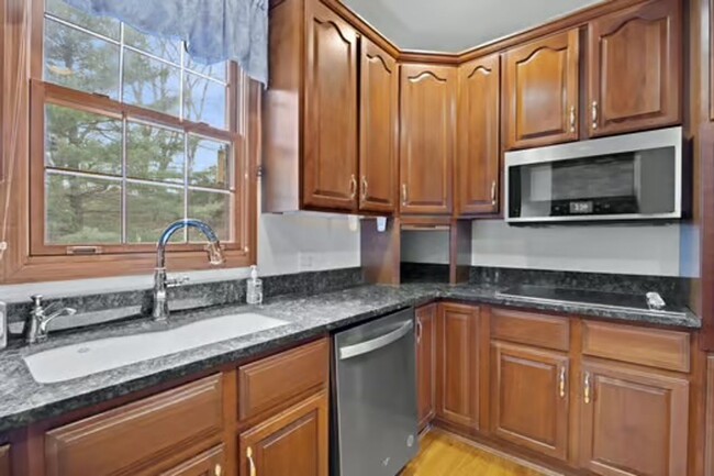 Building Photo - Silverton- Meticulous 4+ bedroom, 5ba, 2 car