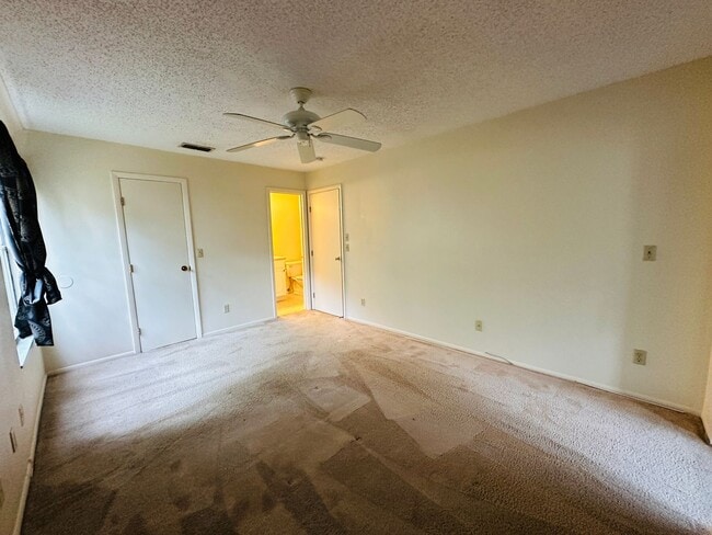 Building Photo - Stunning 1 Bedroom Condo in Pet-Friendly A...