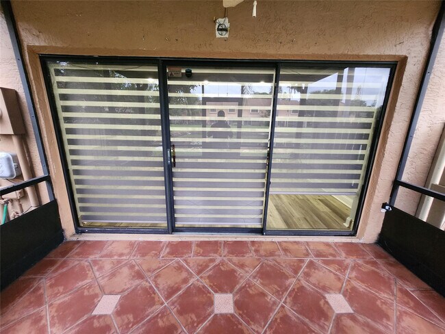 Building Photo - 3667 Carambola Cir N