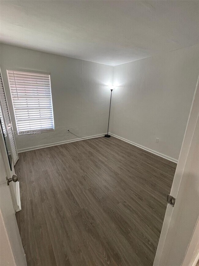 Building Photo - 10905 N Kendall Dr