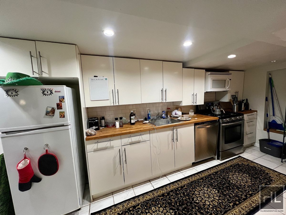 Building Photo - 1BR 1BA Townhouse All Utilities Included On Tree Lined Bushwick/Ridgewood Border