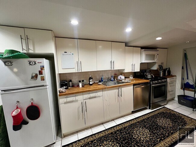 Building Photo - 1BR 1BA Townhouse All Utilities Included On Tree Lined Bushwick/Ridgewood Border